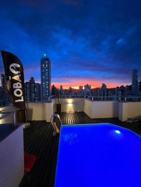 Espaçosa Cobertura quadra mar com piscina e vista do mar
